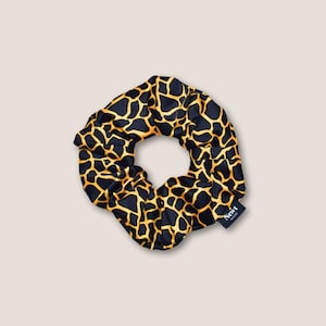 Silkeslen hårsnodd: Svart & guldfärgat djurtryck, återvunnet tyg