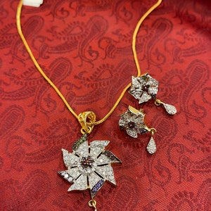 Pendant and earrings set