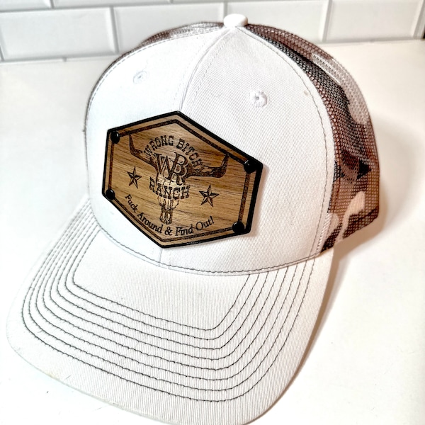 Wrong Bitch Ranch Premium SnapBack Trucker, Holz Leder Patch, Holz Patch Trucker, Camo Trucker, FAFO, Frauen Camo Trucker, Geschenk für Sie