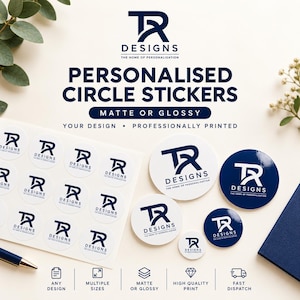 Könnte beinhalten: Ein Bogen mit runden Aufklebern und mehrere lose Aufkleber in verschiedenen Größen, alle mit dem dunkelblauen TR Designs Logo. Der Text lautet Personalized Circle Stickers, Matte or Glossy, Your Design, Professionally Printed.