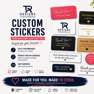 Könnte beinhalten: Eine Sammlung von rechteckigen und runden, individuell gestaltbaren Aufklebern mit verschiedenen Designs, darunter das TR Designs-Logo, Dankesbotschaften und Sprüche wie Handmade with love, neben einem Karton mit einem runden Aufkleber.