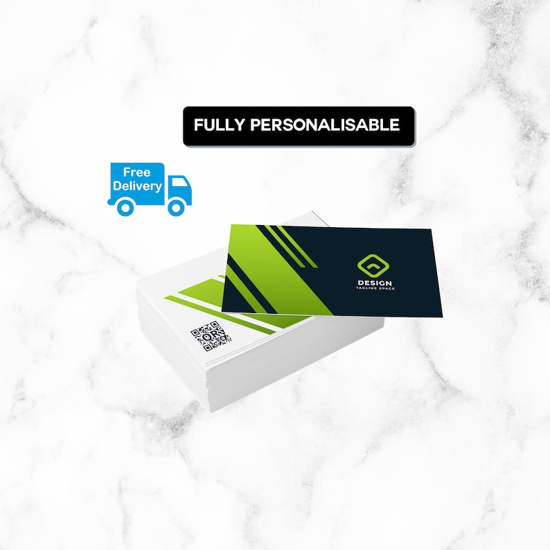 K&ouml;nnte beinhalten: Ein Stapel wei&szlig;er Visitenkarten mit einer gr&uuml;nen und schwarzen Visitenkarte obenauf. Die Visitenkarte hat ein gr&uuml;nes und schwarzes geometrisches Logo mit dem Wort "DESIGN" und dem Text "TAGLINE SPACE". Der Text "FULLY PERSONALISABLE" befindet sich auf einem schwarzen Rechteck &uuml;ber dem Kartenstapel. Ein blaues LKW-Symbol mit dem Text "Free Delivery" befindet sich in der oberen linken Ecke des Bildes.