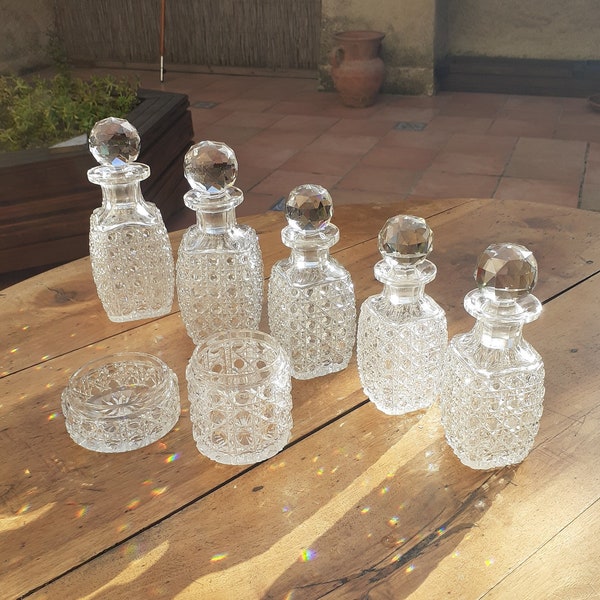 Flacons de toilette, poudrier et récipient coton en cristal fin XIXe siècle Baccarat luxe