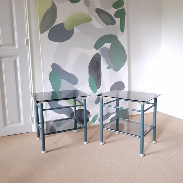 2 tables de chevet, bouts de canapé, tables basses en verre fumé et métal vert/bleu vintage