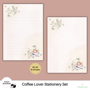 Puede incluir: Un juego de papelería con dos hojas de papel color crema. Una está rayada, la otra en blanco. Ambas tienen ilustraciones de acuarela de tazas de café y detalles florales. El conjunto se titula "Coffee Lover Stationery Set".