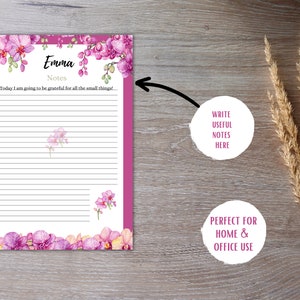 Peut inclure: Bloc-notes imprimable à fleurs roses avec le nom "Emma" et le texte "Today I am going to be grateful for all the small things!" en haut. Le bloc-notes a des pages lignées pour écrire des notes.