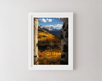 Fototryck av Colorado Aspen: Snöig hösttavla med klippiga berg