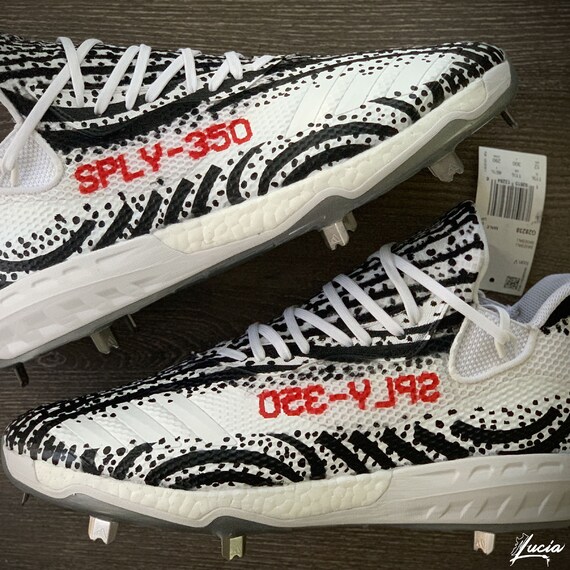 yeezy baseball cleats