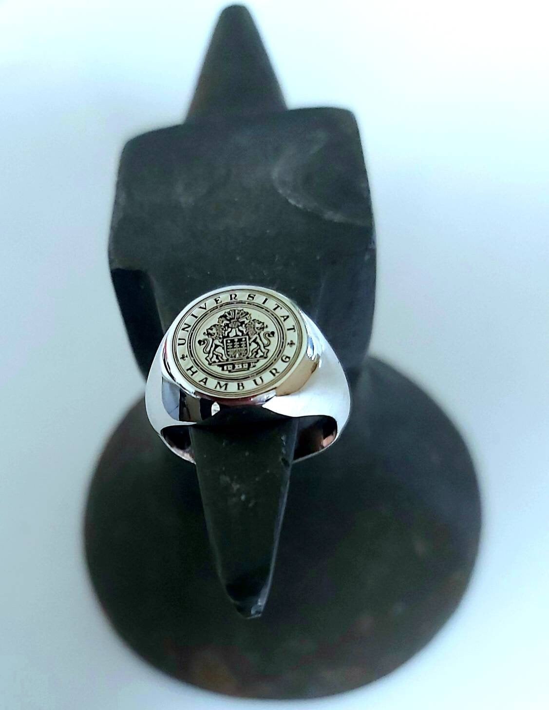 1 anello di colore oro quadrato nella parte superiore e raffigurante