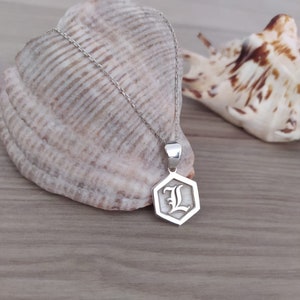 Collar con inicial en inglés antiguo, collar hexagonal, collar de plata esterlina, collar con escudo familiar, collar personalizado, collar personalizado, colgante.