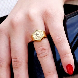 Anillo con inicial personalizada - Anillo con escudo familiar de oro - Anillo inglés antiguo personalizado - Anillo hexagonal de plata de ley - Joyería unisex