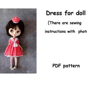 Puede incluir: Una muñeca con un vestido rosa con ribetes blancos, un sombrero a juego y medias a rayas. La muñeca tiene el pelo oscuro y zapatos plateados. El texto dice "Dress for doll" y "PDF pattern".