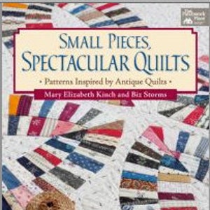 Puede incluir: Portada de libro con una colcha hecha de pequeños trozos de tela en varios colores y patrones. El título del libro es "Small Pieces, Spectacular Quilts: Patterns Inspired by Antique Quilts" de Mary Elizabeth Kinch y Biz Storms.