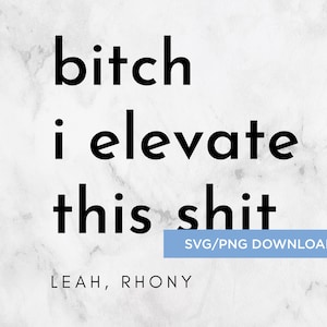 以下が含まれることがあります： 白い大理石の背景に「bitch i elevate this shit」というテキストが太字の黒いフォントで印刷されたデジタルプリント。テキストの下には、薄い青色の長方形に「SVG/PNG DOWNLOAD」というテキストがあります。「LEAH, RHONY」というテキストが一番下にあります。