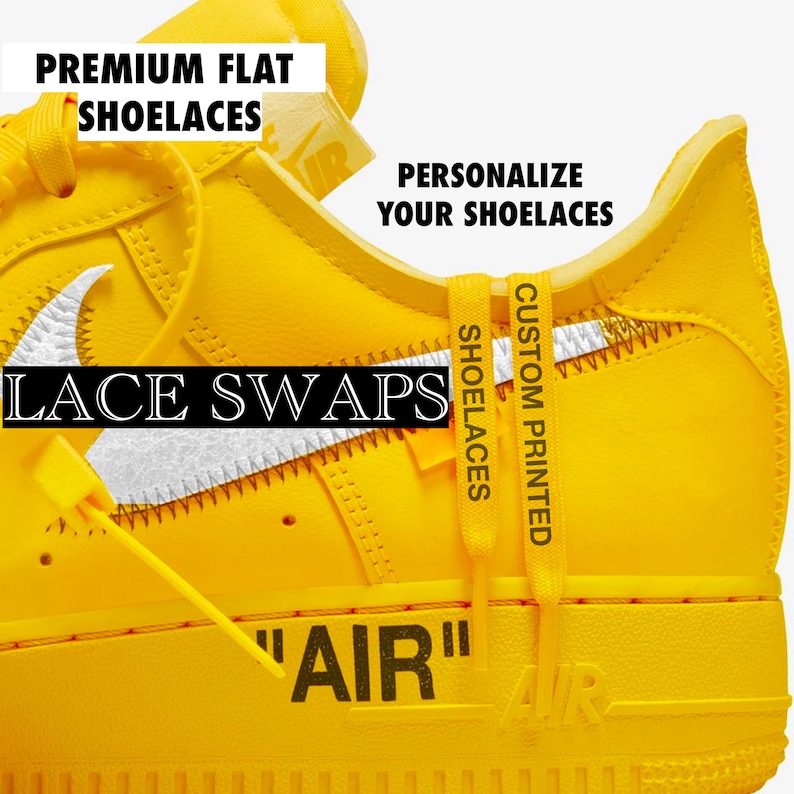 Puede incluir: Zapatillas amarillas y blancas con el texto "CUSTOM PRINTED SHOELACES" en los cordones. El texto "LACE SWAPS" est&aacute; impreso en el lateral de la zapatilla. El texto "AIR" est&aacute; impreso en la suela de la zapatilla.