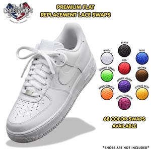 Op de afbeelding: Een witte sneaker met witte veters en een zilveren veterclip. De afbeelding toont de tekst PREMIUM FLAT REPLACEMENT LACE SWAPS en 68 COLOR SWAPS AVAILABLE. Een kleurenkaart toont cirkelvormige stalen in wit, zwart, blauw, rood, bruin, lentegroen, exotisch paars, citrusgeel, neonoranje en koningsfuchsia.