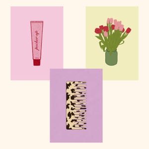 Pode incluir: Três impressões artísticas em fundos coloridos. Uma apresenta um tubo de produto labial com o texto "pucker up". Outra mostra um buquê de tulipas vermelhas e rosas em um pote verde. A terceira impressão exibe um pente com estampa de vaca.