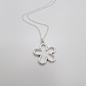 zilveren groovy bloem ketting | bloem ketting | verzilverde ketting | 925 | hippie ketting | indie ketting | gelaagde ketting