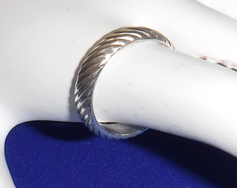 Sterling Silver Band Ring, Stackable, Ribbon Pattern, Thick Band, 3.5g, size 6 1/4