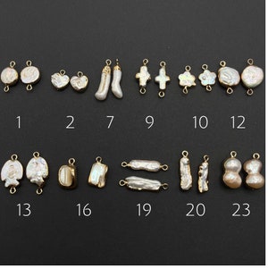 Könnte beinhalten: Sortiment von 12 Perlen- und goldfarbenen Verbindungsanhängern. Die Anhänger haben verschiedene Formen, darunter oval, Herz, Kreuz und Blume. Die Anhänger sind alle goldfarben mit einer Perle in der Mitte.