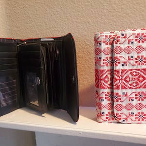 Cartera de cuero con bordado hecho a mano