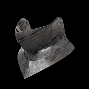 Puede incluir: Una pieza de armadura de cuello tipo gola con un acabado de acero oscuro y desgastado. El equipo de protecci&oacute;n consta de varias placas curvas superpuestas aseguradas con remaches visibles, dise&ntilde;adas para cubrir la zona de la garganta y la parte superior del pecho.