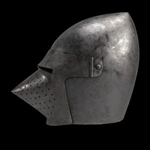 Pode incluir: Um capacete medieval de a&ccedil;o com viseira pontiaguda e topo arredondado. A viseira tem pequenos orif&iacute;cios de ventila&ccedil;&atilde;o e uma fenda estreita para a vis&atilde;o. O capacete &eacute; de cor cinza met&aacute;lico escuro.