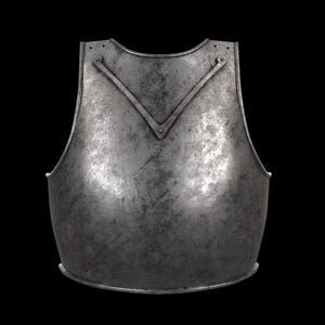 K&ouml;nnte beinhalten: Ein metallener Brustpanzer mit einer verwitterten, dunkelgrauen Oberfl&auml;che und texturierter Struktur. Das R&uuml;stungsteil verf&uuml;gt &uuml;ber eine V-f&ouml;rmige Verst&auml;rkungsstrebe im oberen Brustbereich, einen geschwungenen Halsausschnitt und abgerundete Kanten.