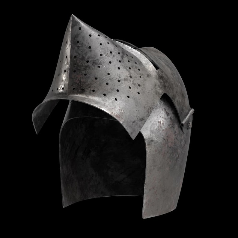 Pode incluir: Um capacete de a&ccedil;o desgastado com viseira pontiaguda e numerosos pequenos orif&iacute;cios de ventila&ccedil;&atilde;o. A superf&iacute;cie do capacete mostra sinais de desgaste e tem um acabamento met&aacute;lico escuro. O design sugere um tema hist&oacute;rico ou medieval.