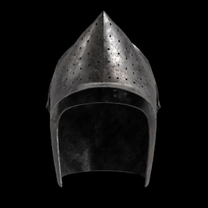 Pode incluir: Um capacete medieval de a&ccedil;o com um topo pontiagudo e numerosos pequenos orif&iacute;cios de ventila&ccedil;&atilde;o. O capacete tem uma se&ccedil;&atilde;o inferior arredondada para proteger o pesco&ccedil;o e o rosto. Fundo preto.