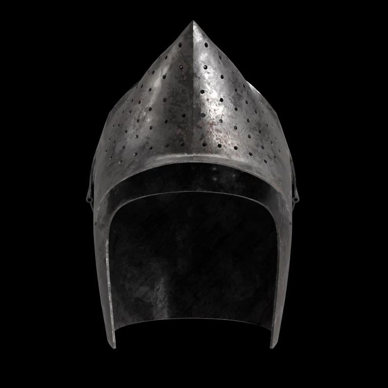 Pode incluir: Um capacete medieval de a&ccedil;o com um topo pontiagudo e numerosos pequenos orif&iacute;cios de ventila&ccedil;&atilde;o. O capacete tem uma se&ccedil;&atilde;o inferior arredondada para proteger o pesco&ccedil;o e o rosto. Fundo preto.