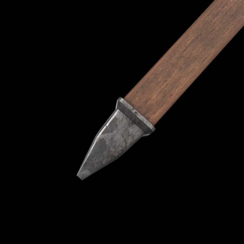 Op de afbeelding: Close-up van een zwaardblad en handvat. Het blad is van donker, verweerd metaal en het handvat is van hout. Het handvat heeft een bruine kleur. Het blad heeft een scherpe, puntige punt. Het zwaard staat tegen een zwarte achtergrond.