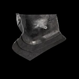 Puede incluir: Una pieza de armadura de gola en metal gris oscuro que presenta un protector de cuello curvo con placas superpuestas, un acabado pulido liso y una peque&ntilde;a leng&uuml;eta met&aacute;lica rectangular con un orificio para remache en la parte frontal.