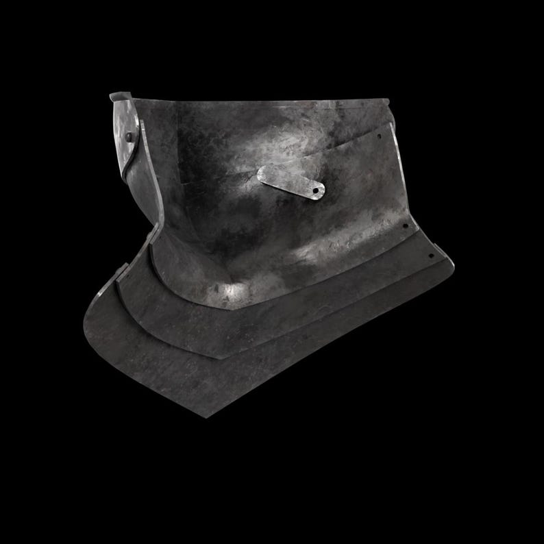 Puede incluir: Una pieza de armadura de gola en metal gris oscuro que presenta un protector de cuello curvo con placas superpuestas, un acabado pulido liso y una peque&ntilde;a leng&uuml;eta met&aacute;lica rectangular con un orificio para remache en la parte frontal.