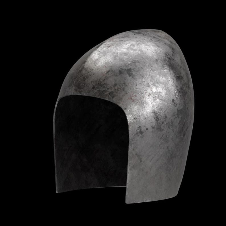 K&ouml;nnte beinhalten: Ein verwitterter Metallhelm mit abgerundeter Oberseite und einer breiten Gesichts&ouml;ffnung. Der Helm hat eine strukturierte Oberfl&auml;che und ein dunkles Inneres, vor schwarzem Hintergrund. Das Design deutet auf ein historisches oder mittelalterliches Thema hin.