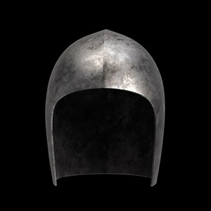 K&ouml;nnte beinhalten: Ein mittelalterlich anmutender Helm aus Metall mit spitzem Oberteil und breiter Gesichts&ouml;ffnung. Der Helm hat eine abgenutzte, strukturierte Oberfl&auml;che. Der Hintergrund ist einfarbig schwarz.