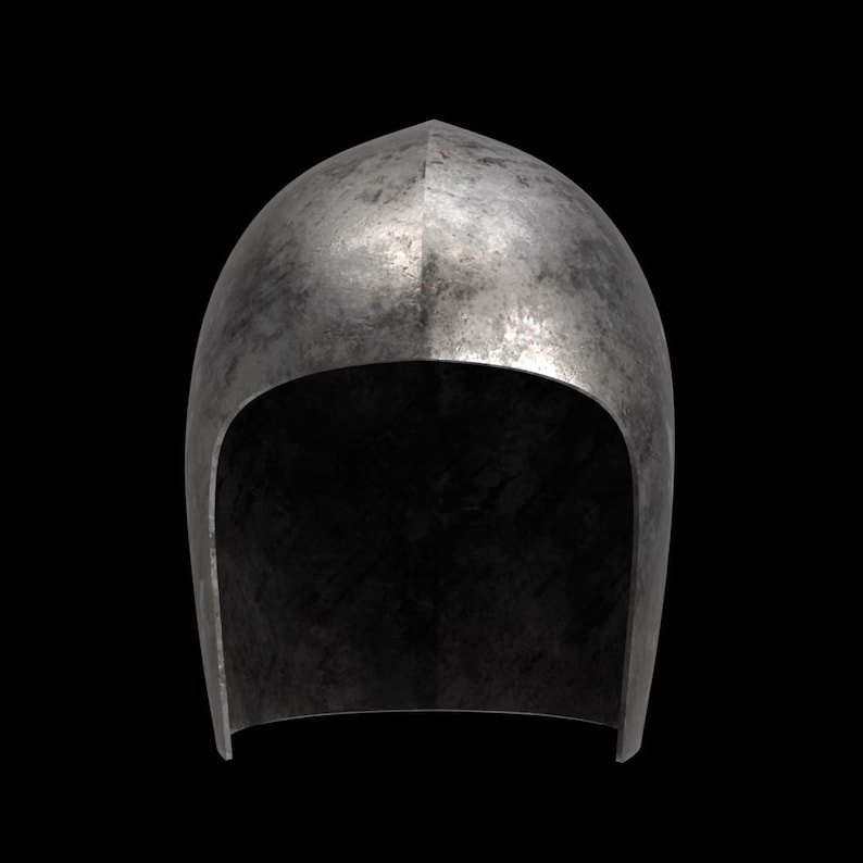 K&ouml;nnte beinhalten: Ein mittelalterlich anmutender Helm aus Metall mit spitzem Oberteil und breiter Gesichts&ouml;ffnung. Der Helm hat eine abgenutzte, strukturierte Oberfl&auml;che. Der Hintergrund ist einfarbig schwarz.