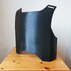 K&ouml;nnte beinhalten: Schwarzer, 3D-gedruckter R&uuml;stungsgilet aus Kunststoff mit strukturierter Oberfl&auml;che.