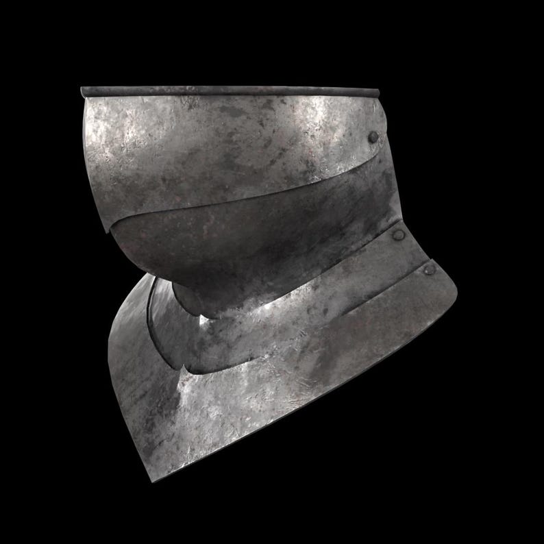 Puede incluir: Una pieza de armadura de tipo gola met&aacute;lica con un protector de cuello curvo y una placa pectoral ancha. La superficie tiene un acabado de acero cepillado desgastado con remaches visibles que aseguran las placas met&aacute;licas superpuestas.