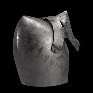 Pode incluir: Um close-up de um capacete medieval de a&ccedil;o com um topo pontiagudo e uma viseira perfurada. O capacete tem uma al&ccedil;a e detalhes de rebites, e mostra sinais de desgaste e idade. O fundo &eacute; preto.