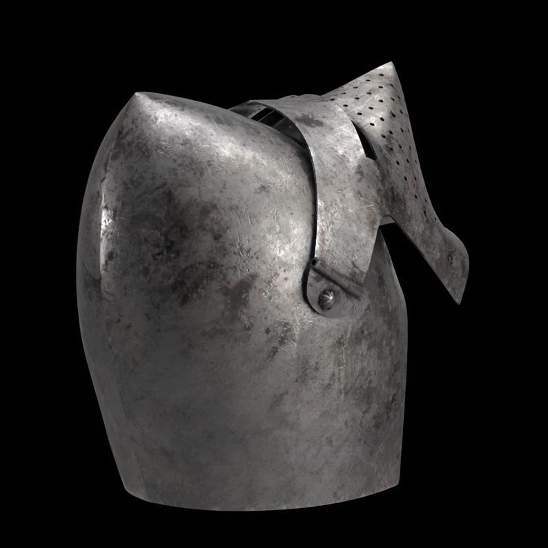 Pode incluir: Um close-up de um capacete medieval de a&ccedil;o com um topo pontiagudo e uma viseira perfurada. O capacete tem uma al&ccedil;a e detalhes de rebites, e mostra sinais de desgaste e idade. O fundo &eacute; preto.