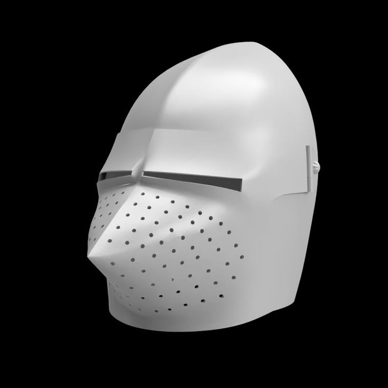 Pode incluir: Um capacete branco, de estilo medieval, com uma viseira pontiaguda e numerosos pequenos orif&iacute;cios de ventila&ccedil;&atilde;o. O capacete apresenta uma superf&iacute;cie lisa e curva e uma fenda ocular escura e retangular. O design lembra a armadura hist&oacute;rica.