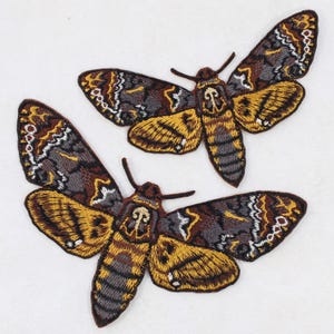 Broderad lapp med strykjärn och fjäril - Dödshuvud, hökmal, grå