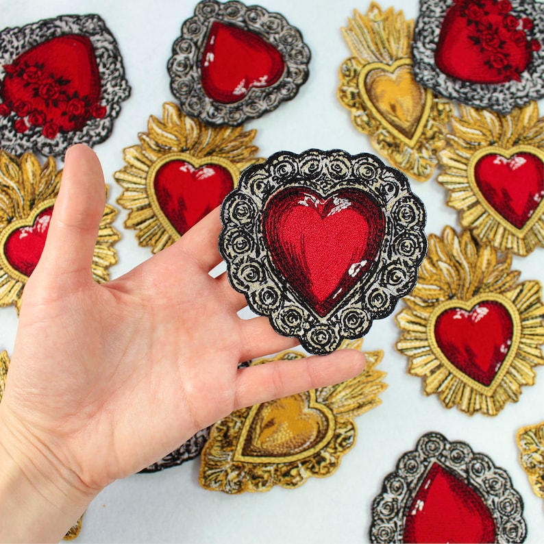Puede incluir: Una colecci&oacute;n de parches bordados para planchar que presentan corazones rojos y dorados con detalles ornamentados. Los parches son perfectos para agregar un toque &uacute;nico a la ropa, las bolsas u otros accesorios.