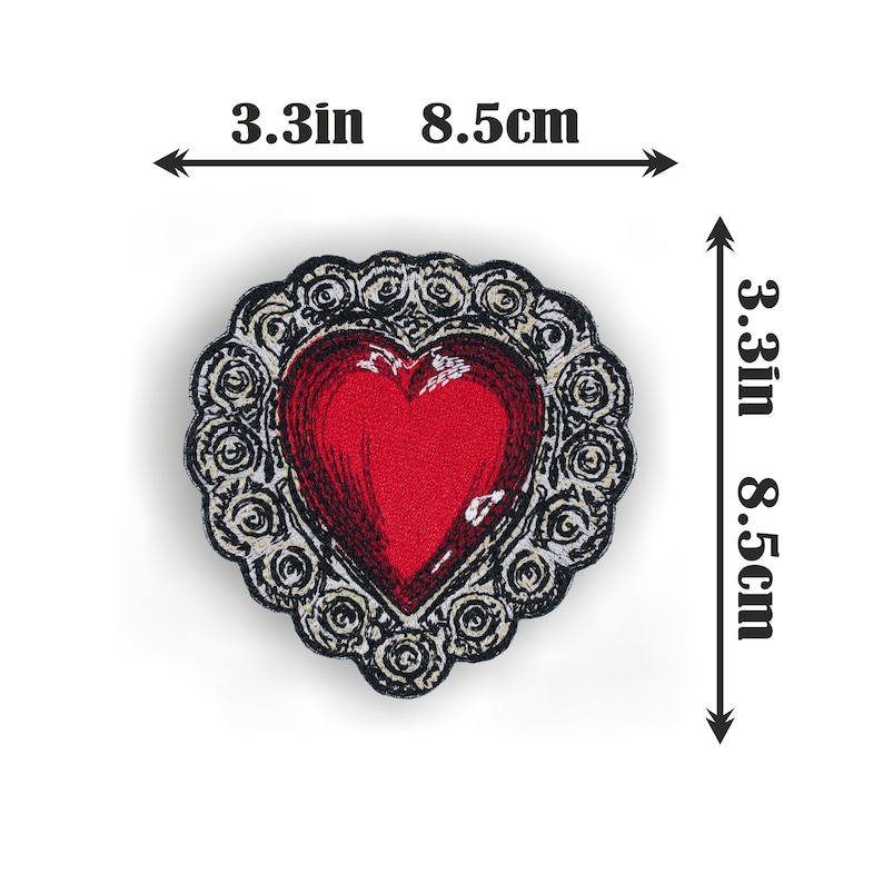 Puede incluir: Un coraz&oacute;n rojo con un marco dorado detallado y adornado. El coraz&oacute;n tiene un di&aacute;metro de 8,5 cm.