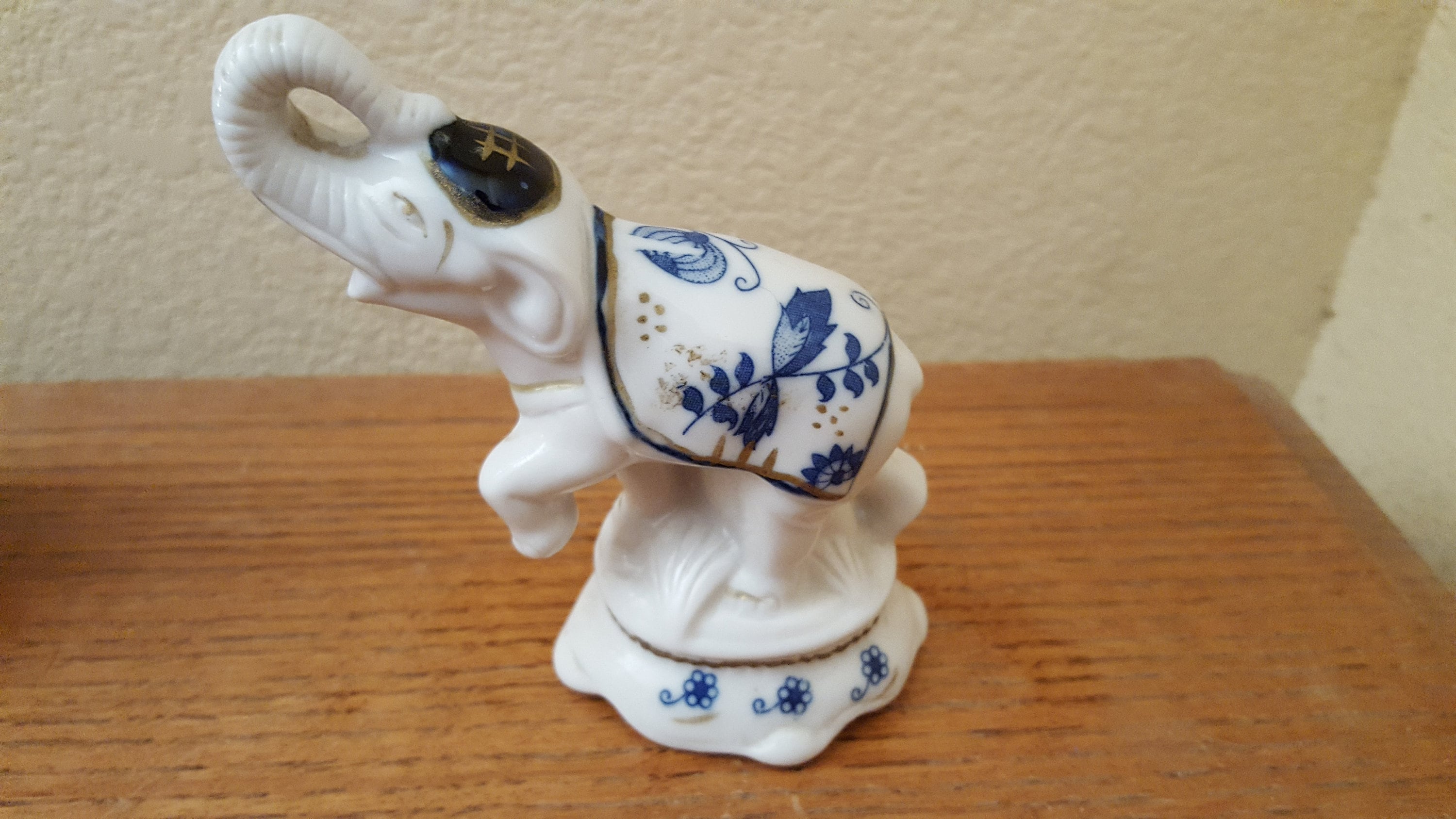 Blue porcelain elephant Clearance