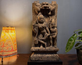 Scultura vintage intagliata a mano raffigurante un tempio indù / Statua rustica di divinità in legno / Decorazione spirituale indiana per la casa