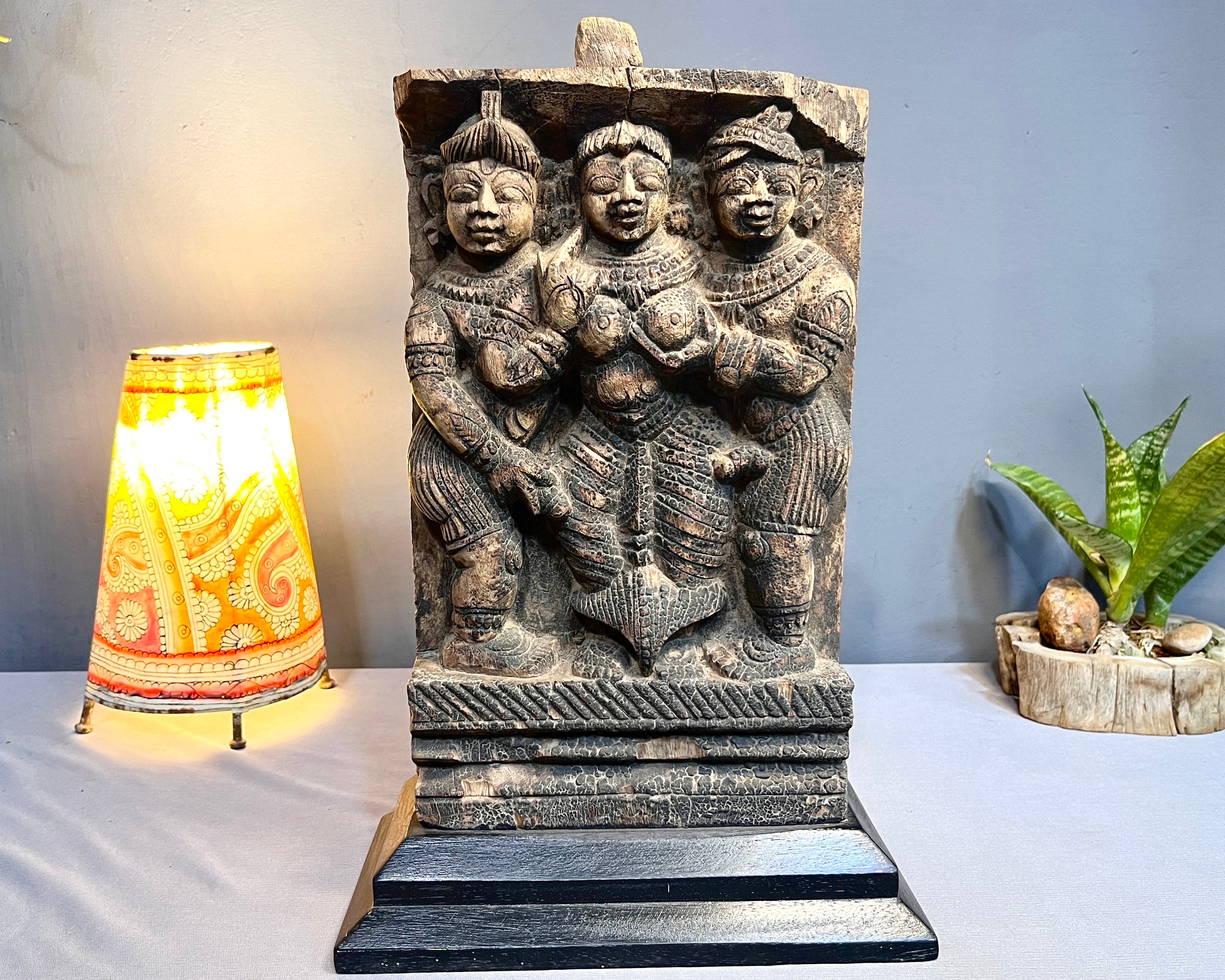 古代インドのアンティーク木製手彫りの希少なカーマスートラ像