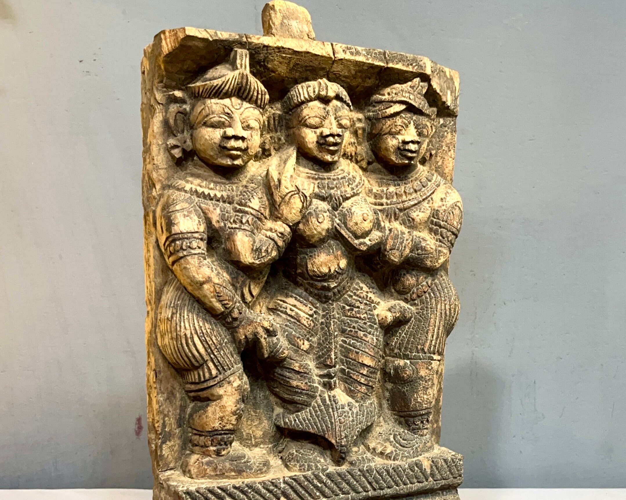 古代インドのアンティーク木製手彫りの希少なカーマスートラ像