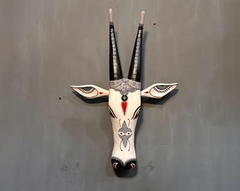 Decoración de pared artesanal con cabeza de toro en blanco y negro / Máscara animal tribal minimalista / Detalle decorativo moderno rústico bohemio para el hogar